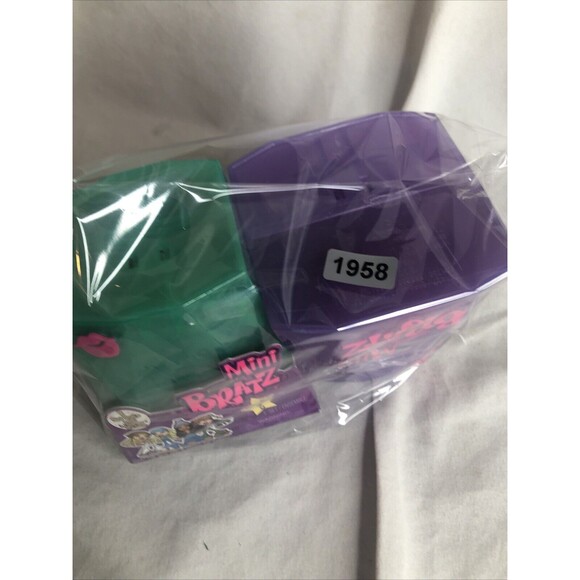 Bratz Flashback Mini Cosmetics Limited Edition Lot of (2) NEW 2022 - Picture 6 of 6